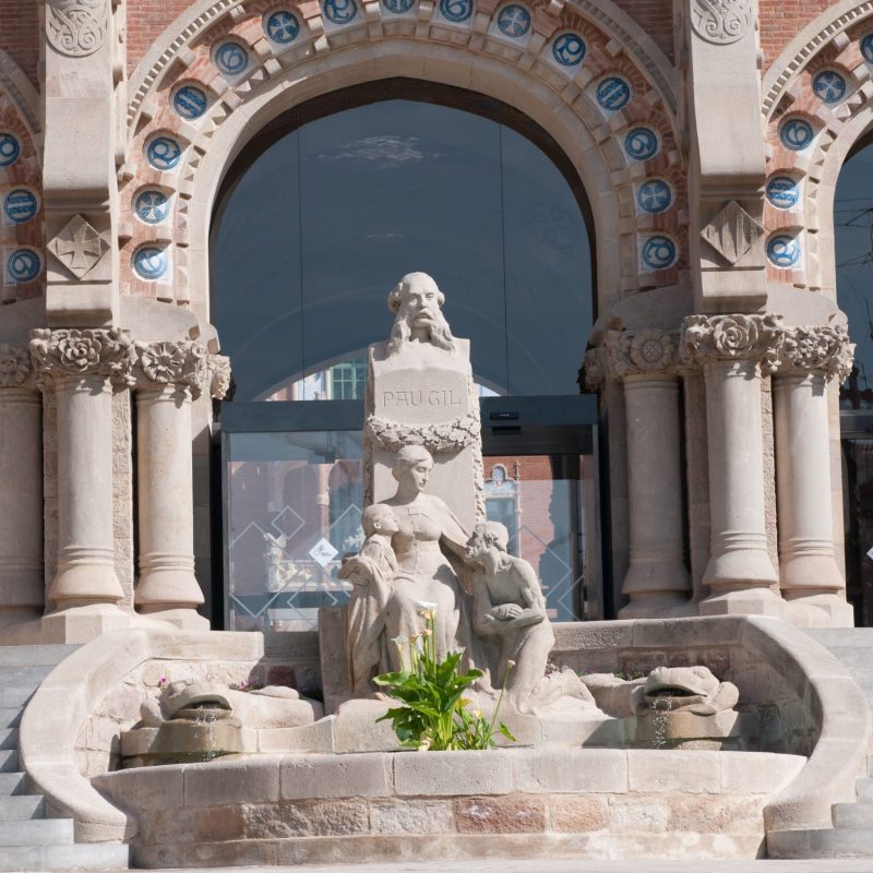 A statue in front of Hospital Sant Pau