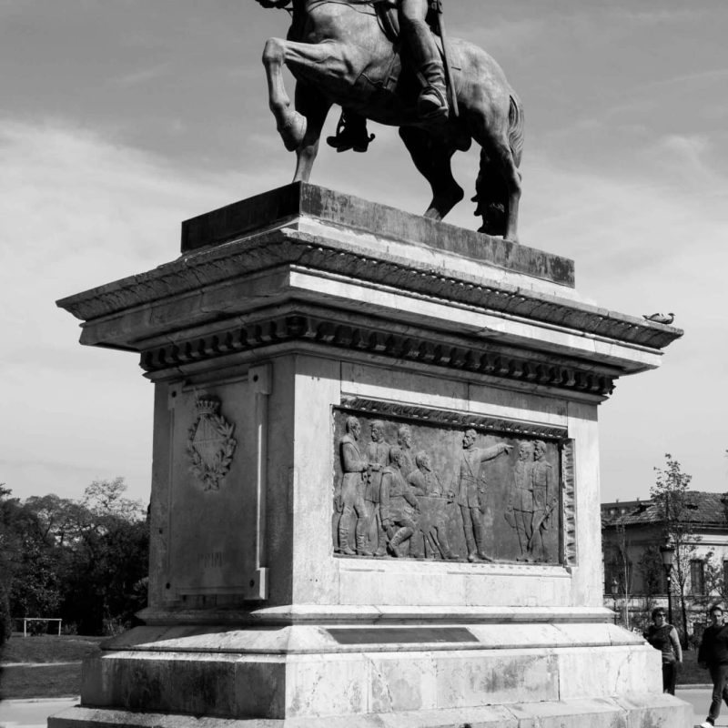 a statue of a man on a horse.