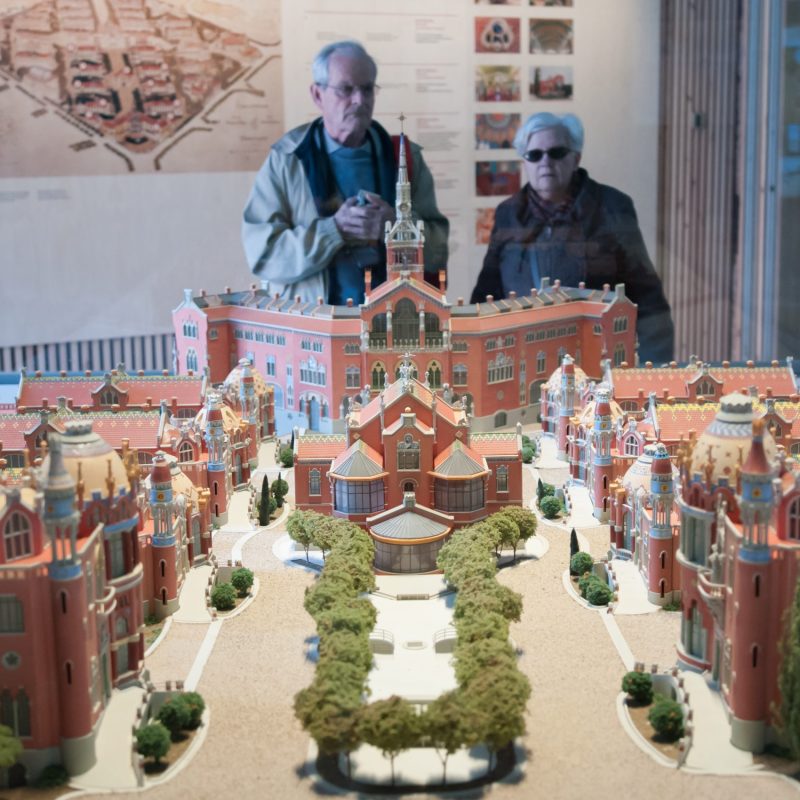 Visitors looking at a model of the Hospital Sant Pau.