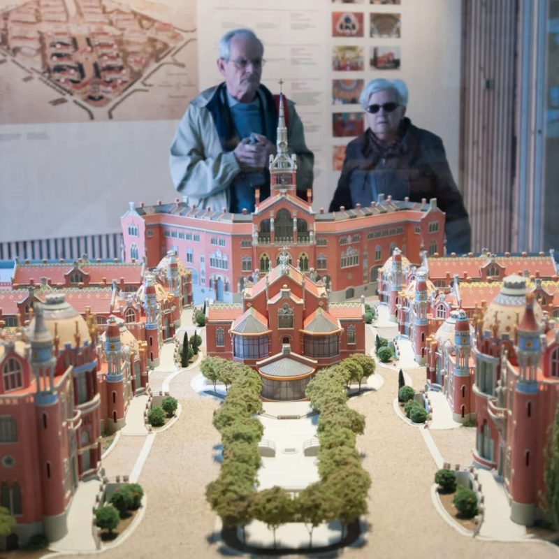 Visitors looking at a model of the Hospital Sant Pau.