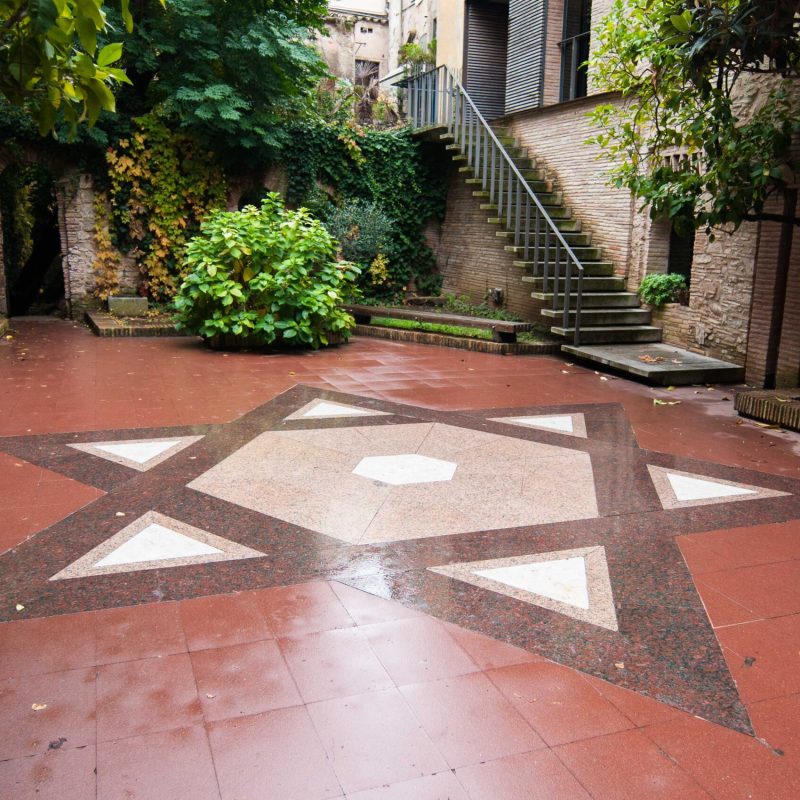 The courtyard to Girona´'s Jewish History Museum.