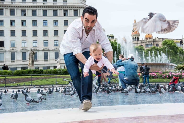 Father and daughter in Plaza Catalunya exploring.