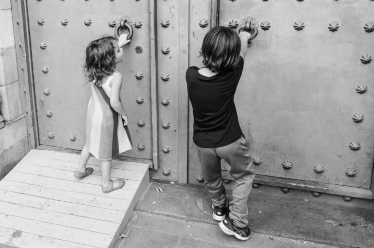 Two children discovering the gothic quarter in Barcelona during a family photo shoot.